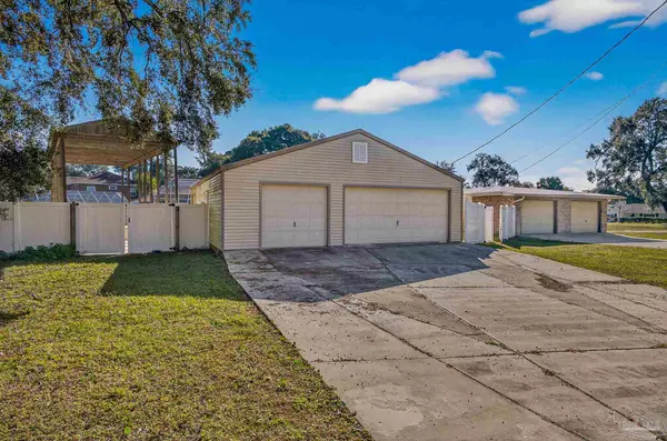 Pensacola, FL 32507,8 Manor Dr