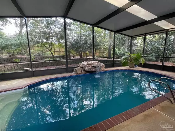 Pensacola, FL 32504,5955 Hermitage Dr