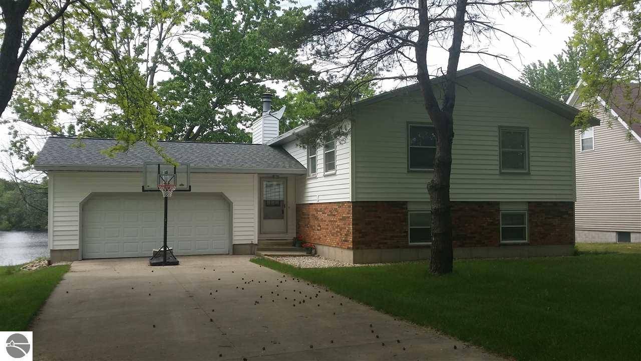 1254 Queensway Drive, Lake Isabella, MI 48893