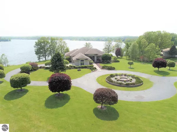 1112 El Camino Grande, Lake Isabella, MI 48893