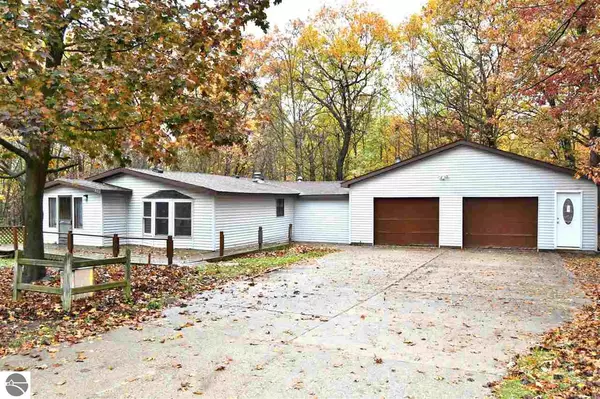 308 Champlain, Houghton Lake, MI 48629