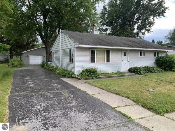 203 Ontario Street, Houghton Lake, MI 48629-9745