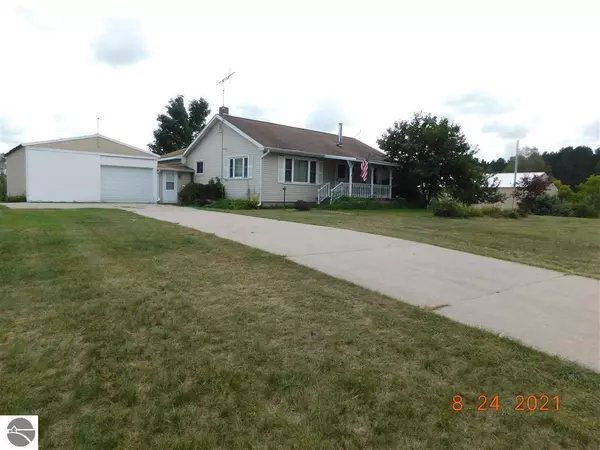 10437 E 8 Mile, Luther, MI 49656