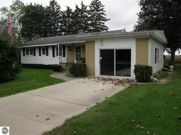 222 Cedar Court, Breckenridge, MI 48615