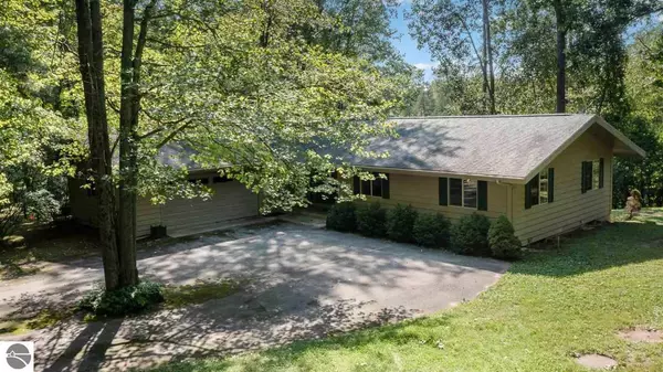 855 Hiawatha Drive, Mt Pleasant, MI 48858