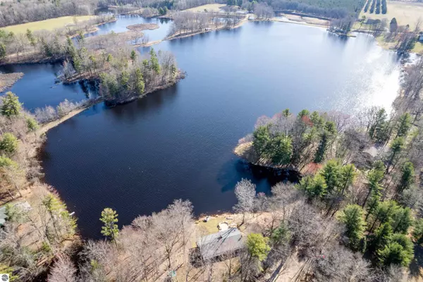 6304 W Lake Shore Drive, Remus, MI 49340