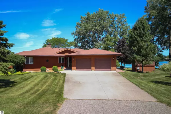 1072 Crown Point Drive, Lake Isabella, MI 48883