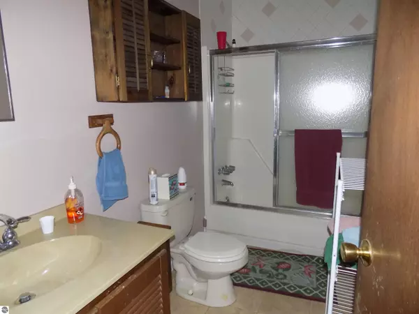 Houghton Lake, MI 48629,210 Lakeview Avenue