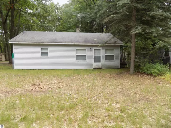 211 Oakdale Drive, Prudenville, MI 48651