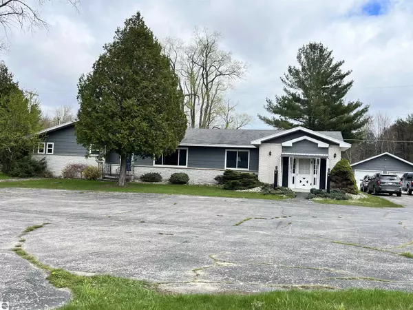 5667 S Huron, Pinconning, MI 48650