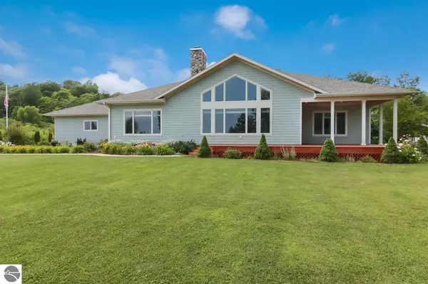 4623 S Bay Valley Drive, Suttons Bay, MI 49682