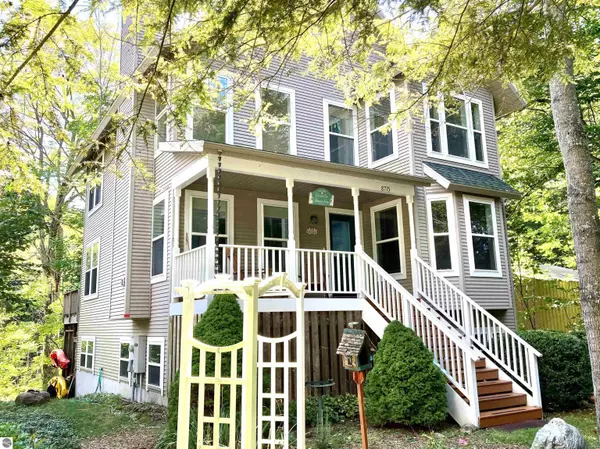 8715 S Dunns Farm Road, Maple City, MI 49664