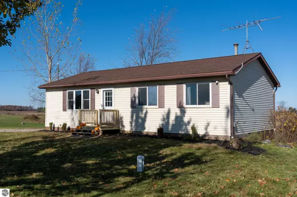 6195 E Walton Road, Shepherd, MI 48883