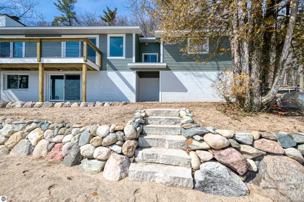 9870 Center Road, Traverse City, MI 49686