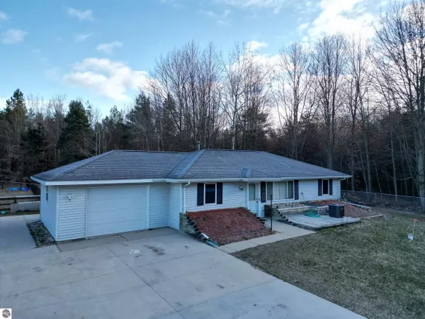 10053 E Broomfield Road, Shepherd, MI 48883