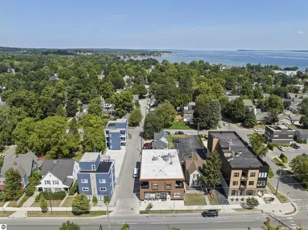 Traverse City, MI 49684,912 W Front Street UNIT 2