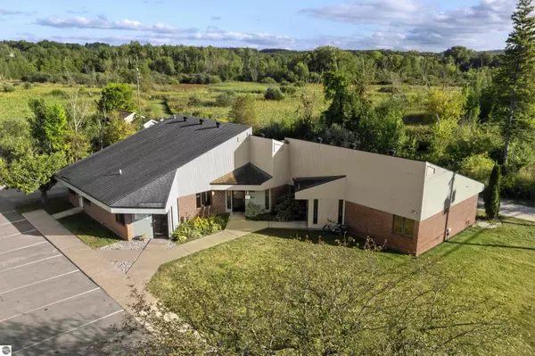 425 N Michigan Avenue, Beulah, MI 49617
