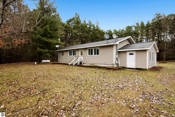 4205 East Street, Elmira, MI 49730