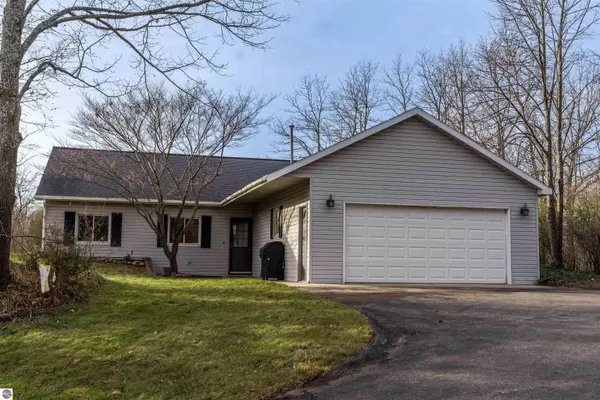 3801 Leeside Lane, Traverse City, MI 49686