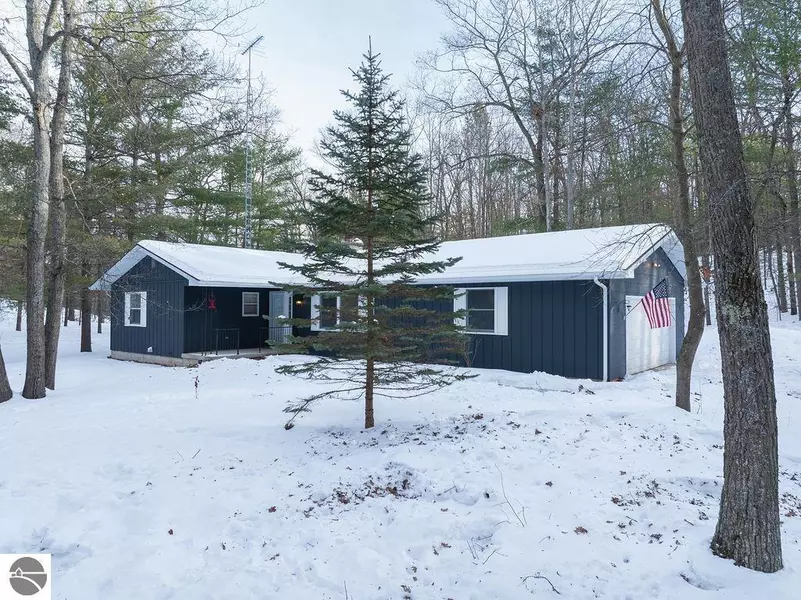 979 Rennie Lake Road, Traverse City, MI 49696