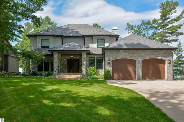5568 Lakeview Drive, Interlochen, MI 49643