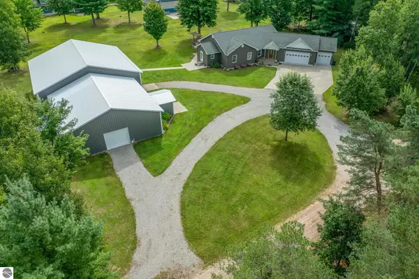 1166 S Taxiway Foxtrot, Lake City, MI 49651