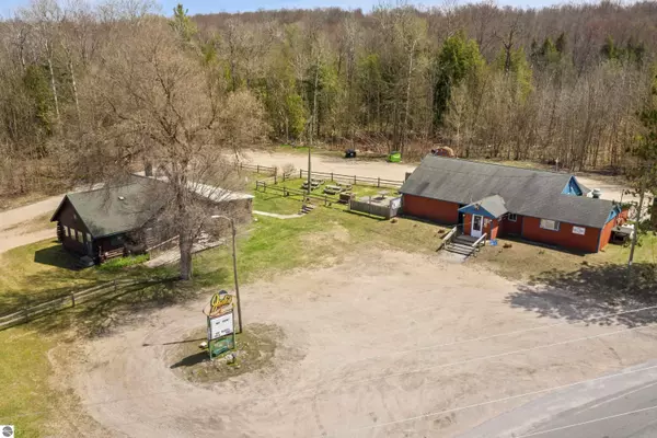 15015 US-31 S, Beulah, MI 49617