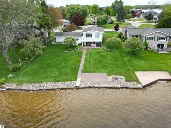 1094 Fairway Drive, Lake Isabella, MI 48893