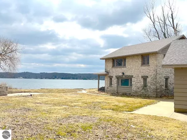 3171 Midway Drive,  Onekama,  MI 49675