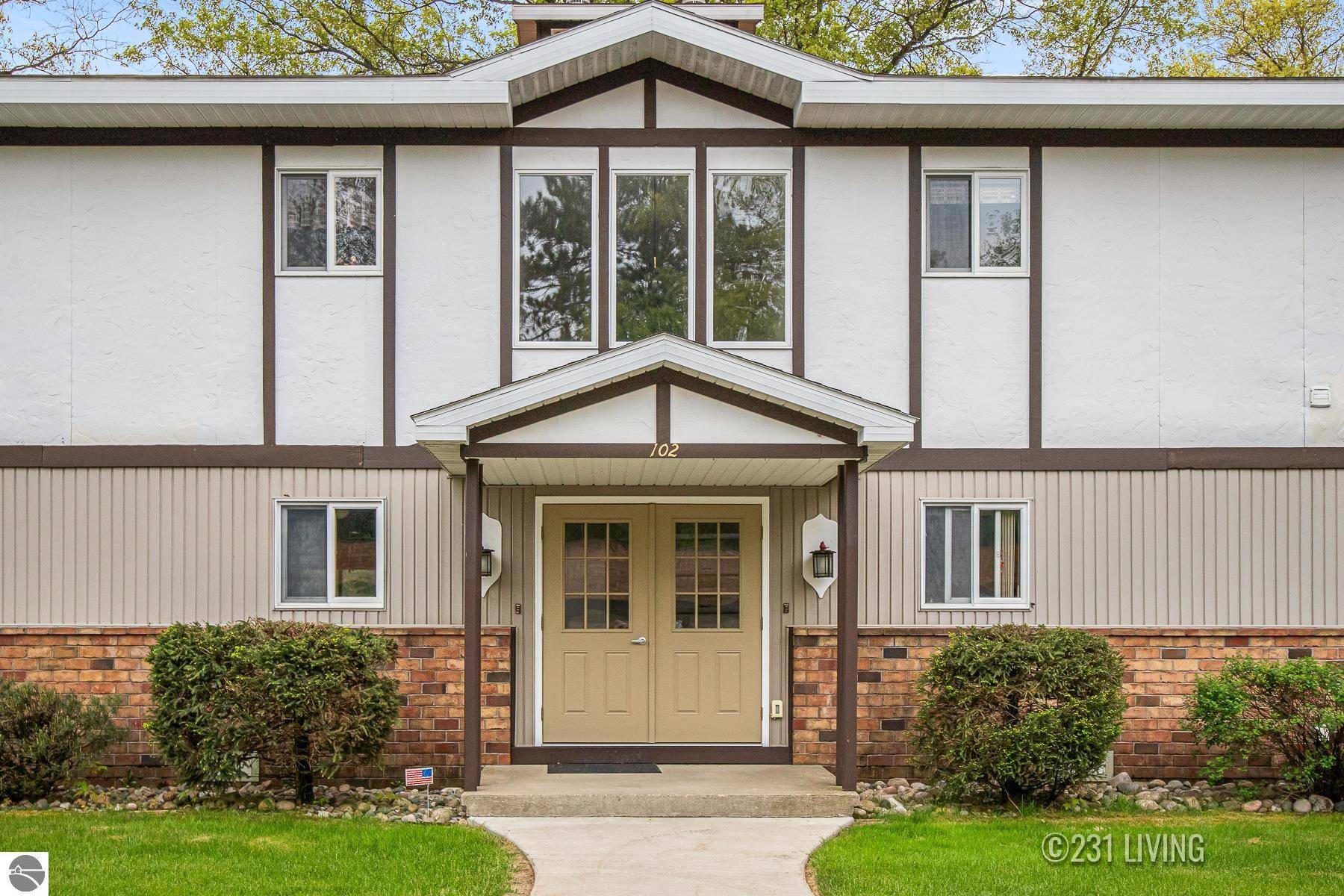 102C Village Place Drive, Roscommon, MI 48653