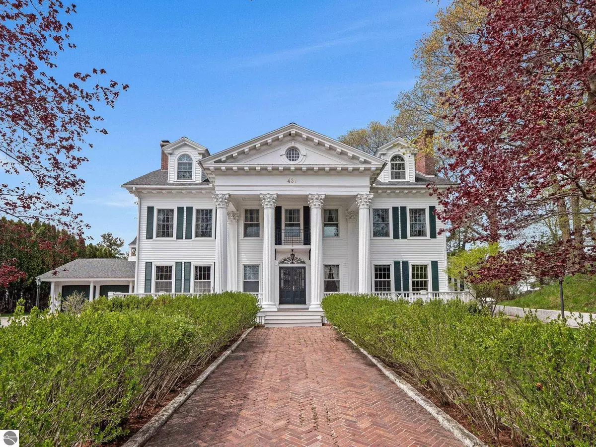 Charlevoix, MI 49720,431 Michigan Avenue