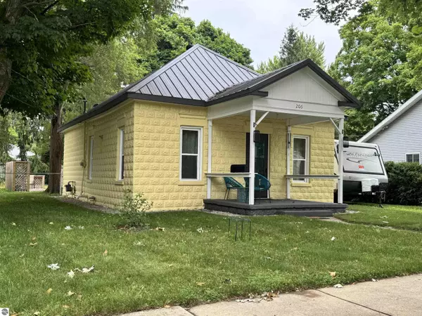 206 W State Street, Clare, MI 48617