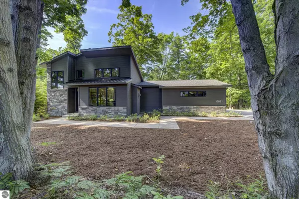 10621 E Ora Lee Lane, Suttons Bay, MI 49682