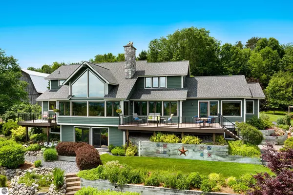 6730 S Glazier Beach Drive, Cedar, MI 49621