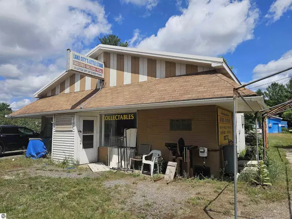 987 S Lakeshore Drive, Lake City, MI 49651