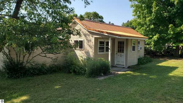 1725 County Road 633, Grawn, MI 49637