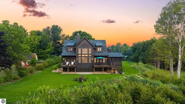 521 S Lake Shore Drive, Lake Leelanau, MI 49653