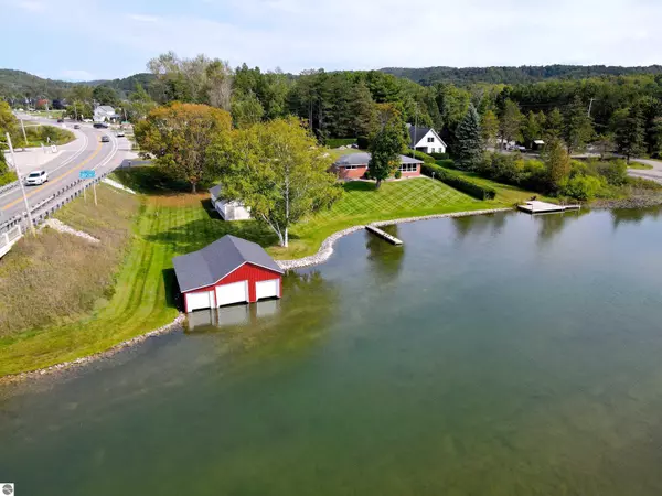 92 E Philip Street, Lake Leelanau, MI 49653