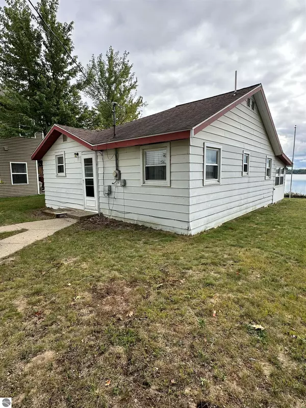 11782 E State Street, Fife Lake, MI 49633