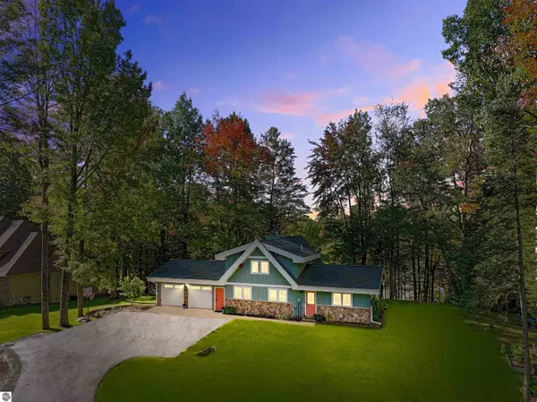 111 Birchwood Lane, Cadillac, MI 49601