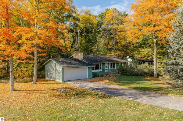 431 N Nanagosa Trail, Suttons Bay, MI 49682