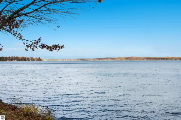 6522 Bixler Road, Beulah, MI 49617