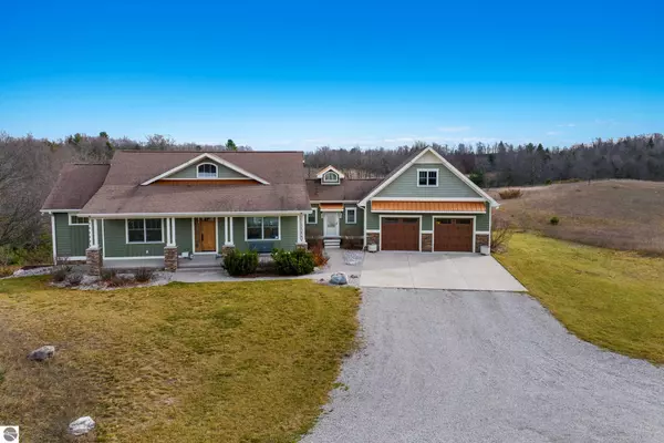 11007 S Rolling Meadows Drive, Maple City, MI 49664