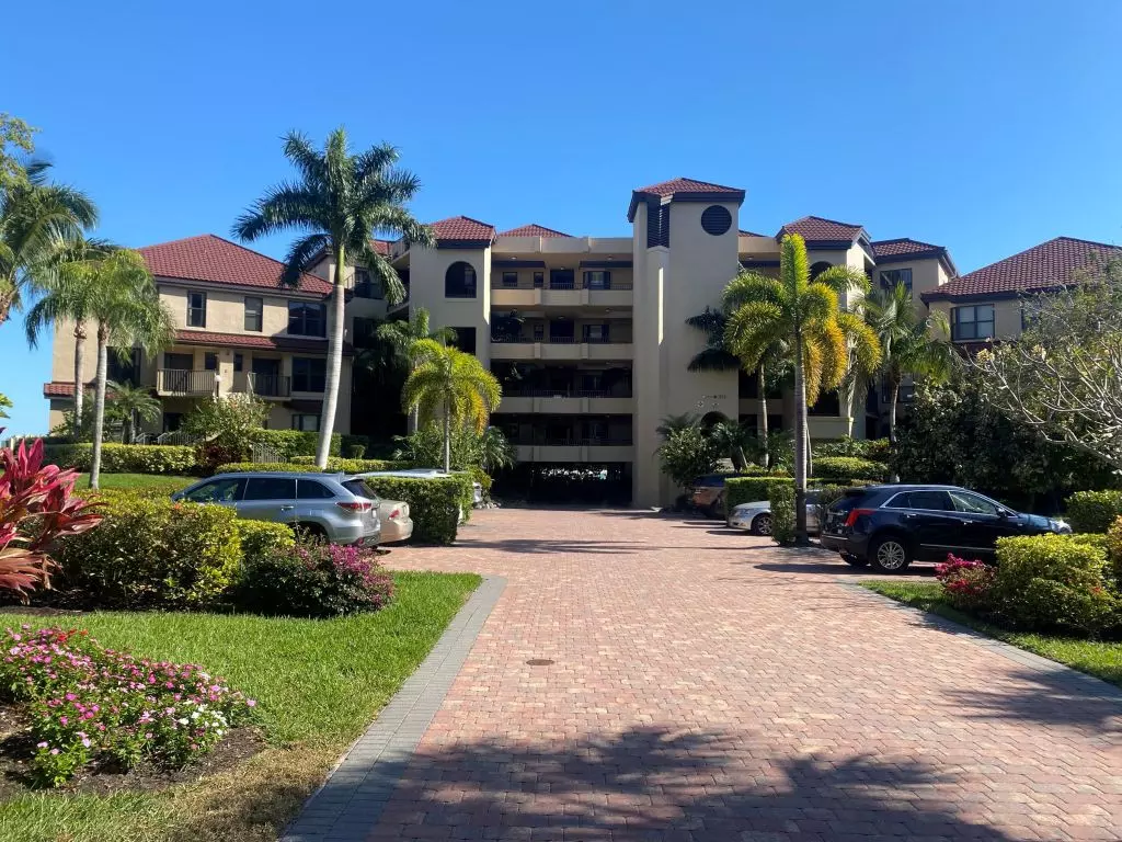 Naples, FL 34113,403 LA PENINSULA BOULEVARD #403