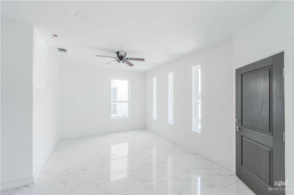 La Joya, TX 78560,421 3 1/2 ST