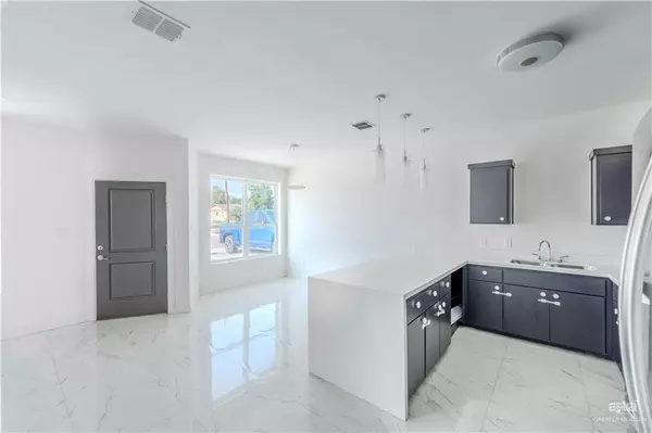 La Joya, TX 78560,405 2 1/2 ST