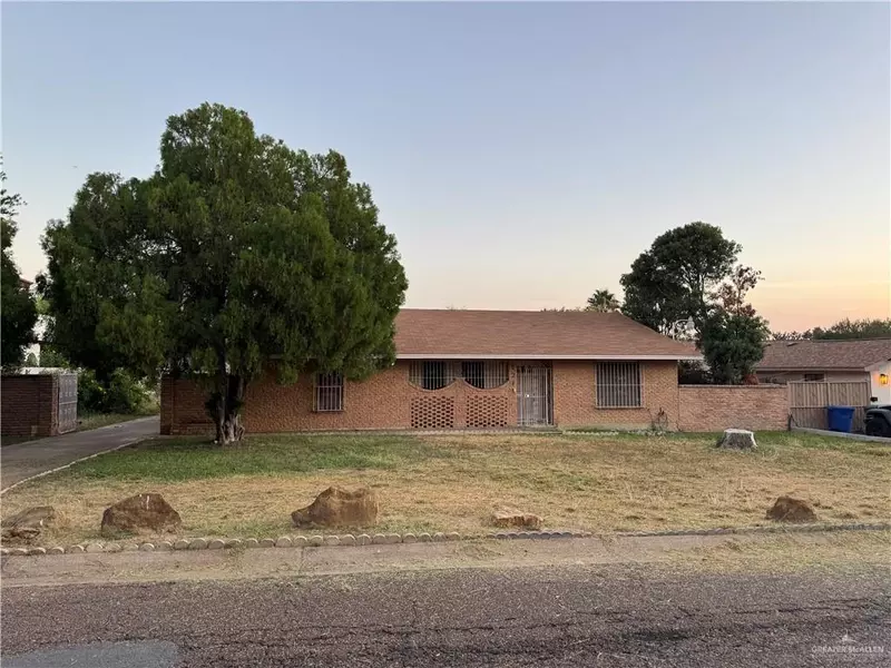421 Longshadow RD, Laredo, TX 78041