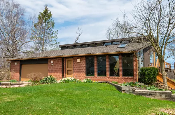 7782 N River Edge, Glendale, WI 53209