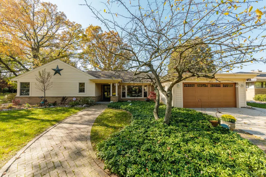 8909 N Pelham, Bayside, WI 53217