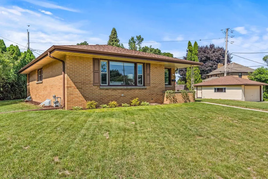 4017 S Caulfield, Saint Francis, WI 53235